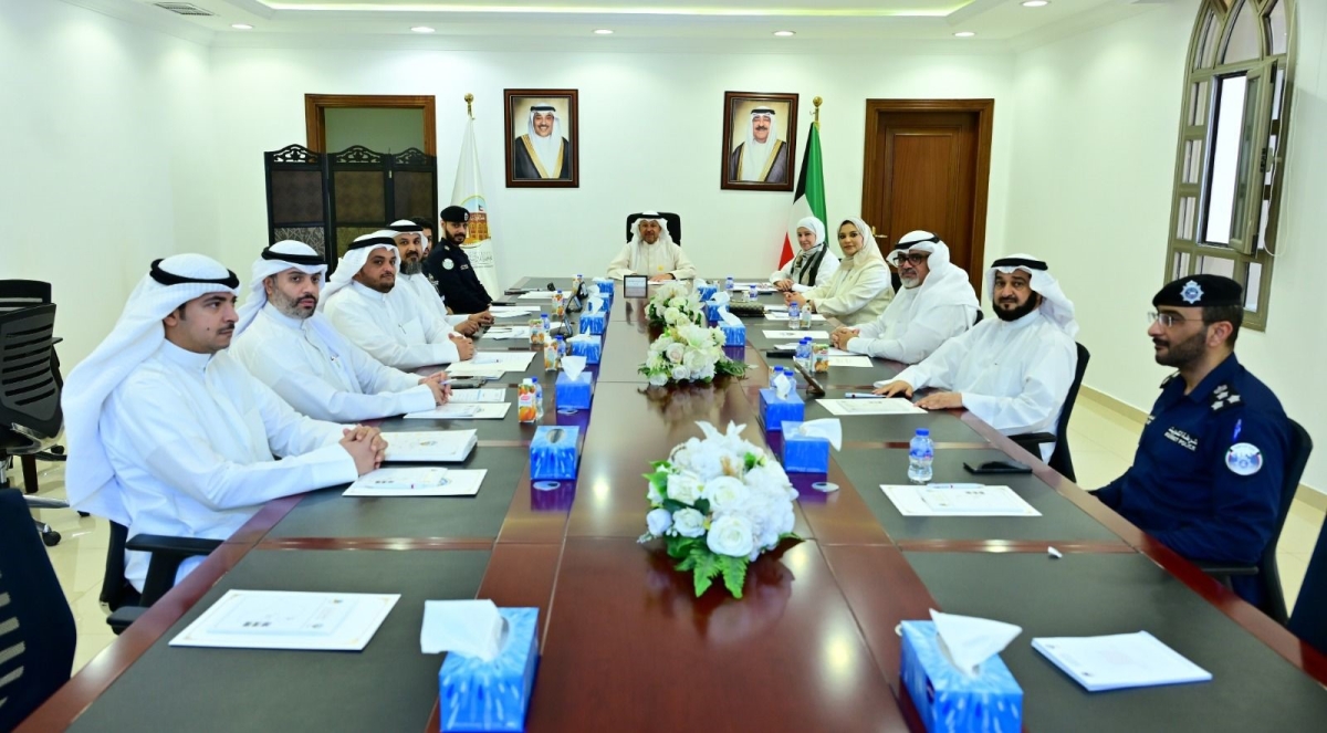 محافظ الفروانية مترئساً الاجتماع