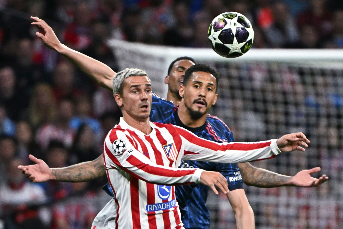 أنطوان غريزمان في صراع على الكرة وليام صليبا (أ ف ب)