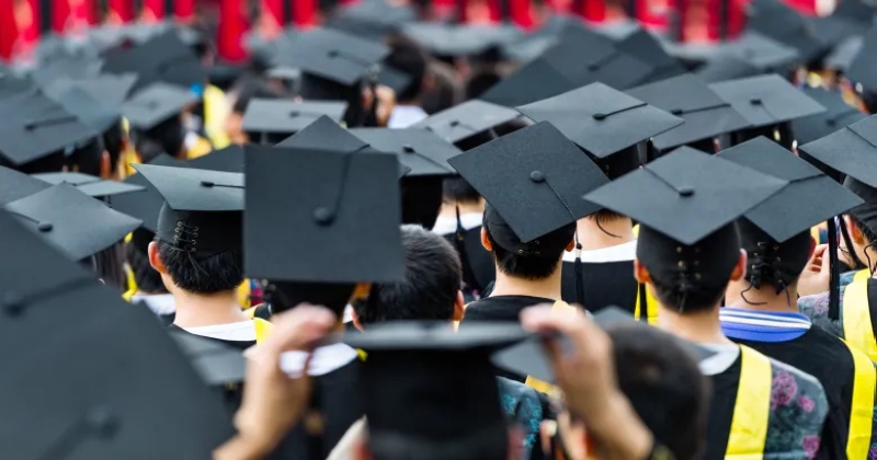 التربية تعمم بضوابط حفلات التفوق: الفعاليات داخل المسرح فقط ويمنع إقامتها خارج أسوار المدارس. يمنع تصوير الطلبة في الاحتفالات والبرامج إلا بعد موافقة ولي الأمر. منع تحميل الطلبة وأولياء الأمور أي أعباء مالية أو طلب تبرعات لتغطية التكاليف 