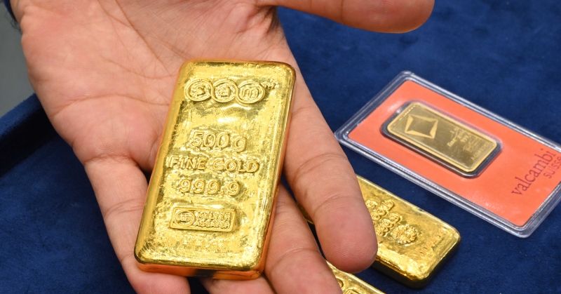الذهب يتحول للارتفاع مع تراجع أسعار النفط 