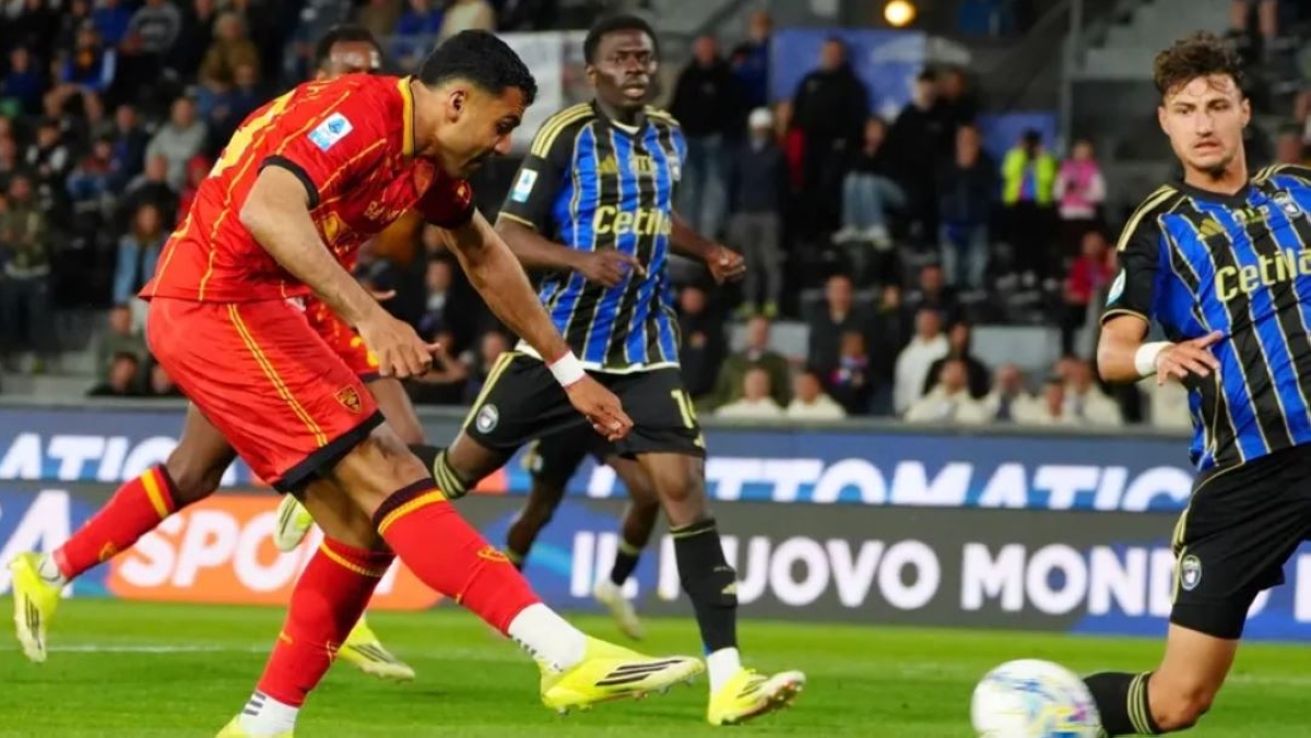 لاعب ليتشي وليد شديرة خلال لقاء بيزا