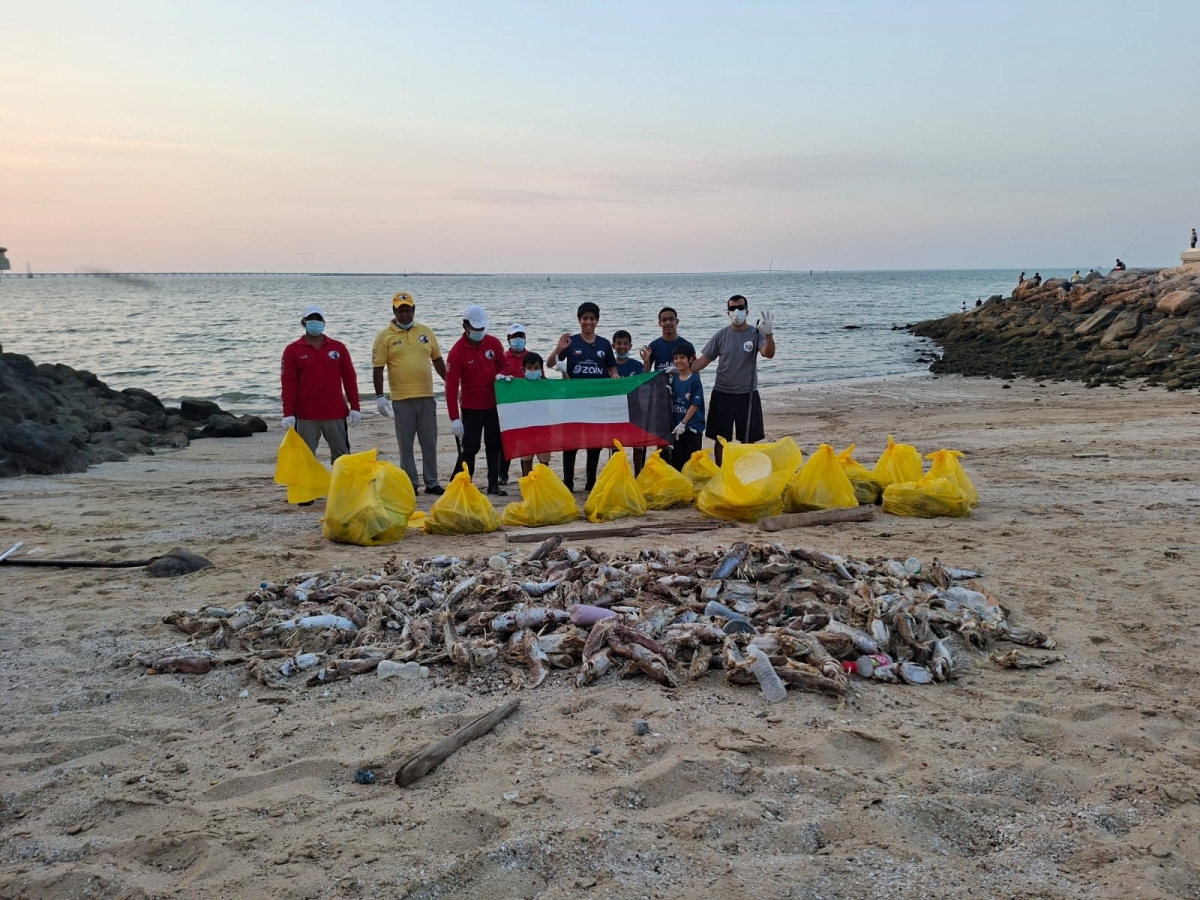 فريق الغوص خلال حملات التنظيف الميدانية