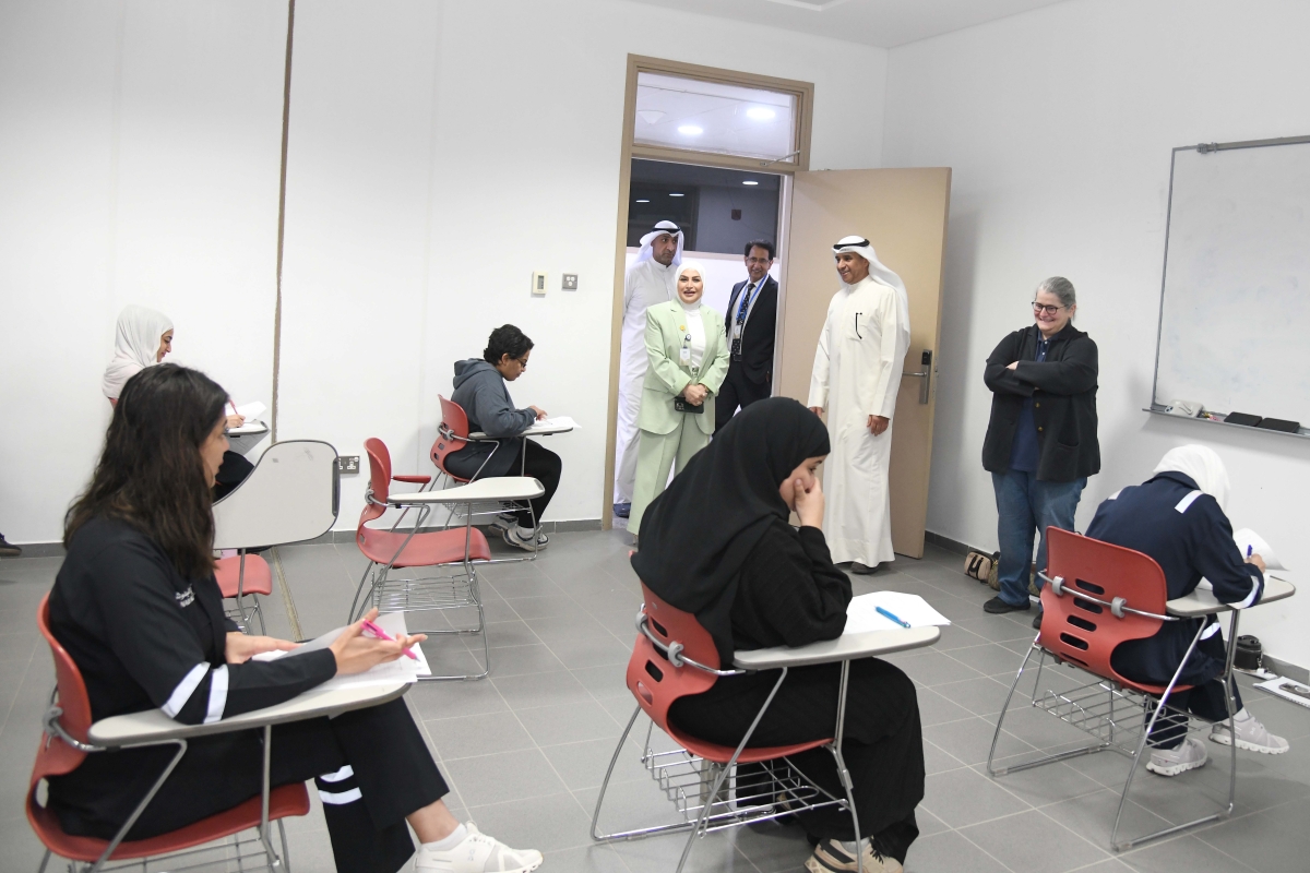 الفجام متفقدا إحدى اللجان