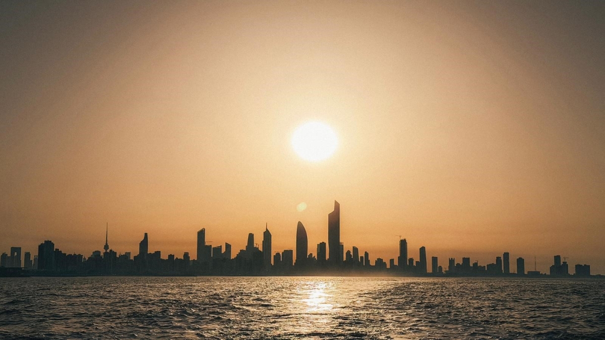 مدينة الكويت تزدان بأبراجها الشامخة بين وهج الغروب وسكينة البحر
