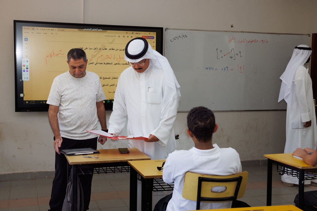 الوزير يطلع على كشف الحضور في أحد الفصول