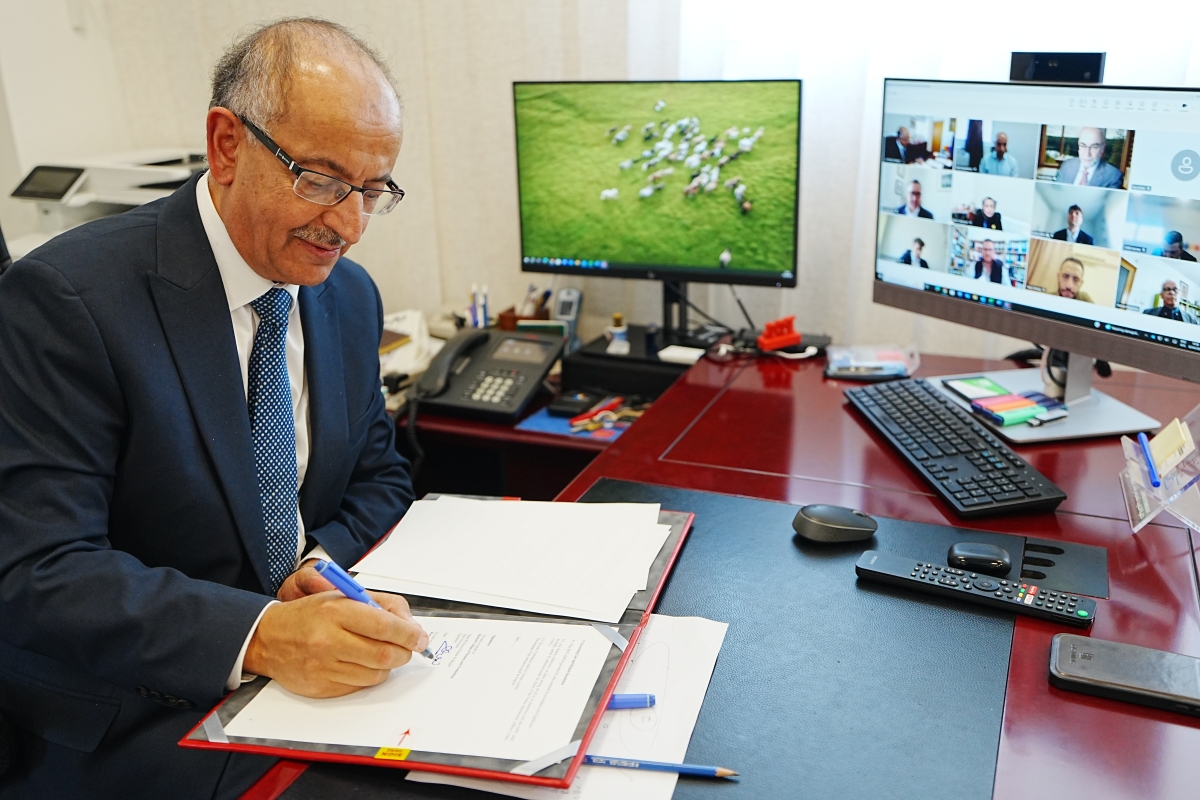 خالد البقاعين موقعاً على مذكرة التفاهم 
