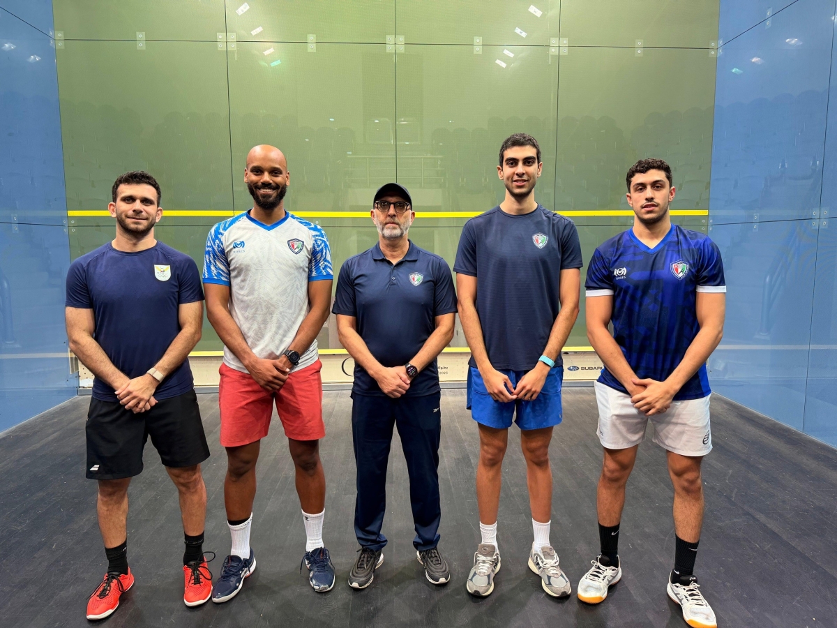 لاعبو منتخب الإسكواش مع المدرب