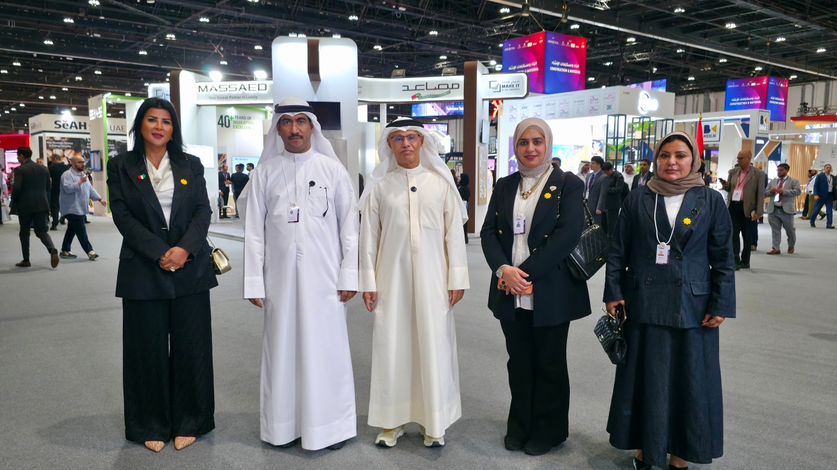 وكيل الكهرباء يتوسط أعضاء وفد الكويت المشارك في المنصة