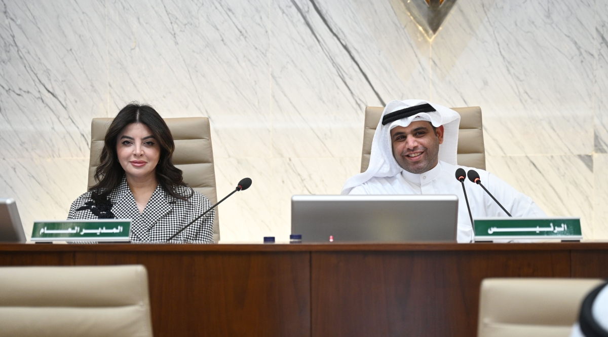المحري مترئساً الجلسة وإلى جواره مديرة البلدية (تصوير نايف العقلة)