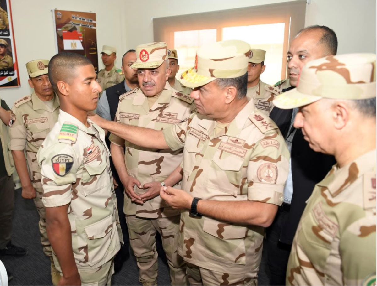 زاهر يتحدث إلى أحد المجندين خلال جولة على وحدات التدريب الأساسي للجيش