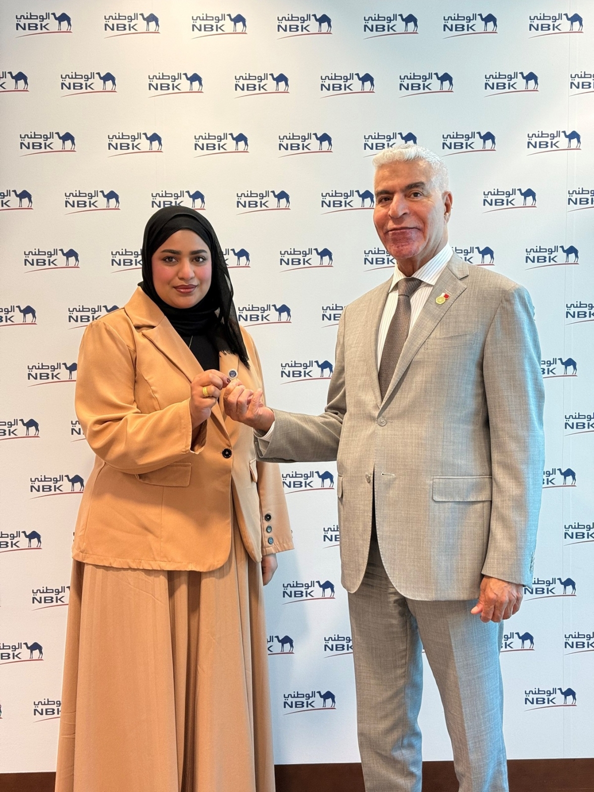 الرئيس التنفيذي لـ «الوطني- البحرين» علي فردان خلال تكريم إحدى الموظفات