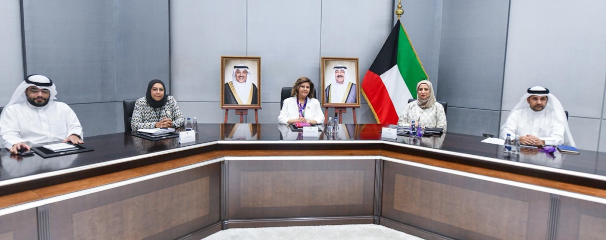 جواهر الدعيج تتوسّط رباب العصيمي وتهاني الناصر في الاجتماع