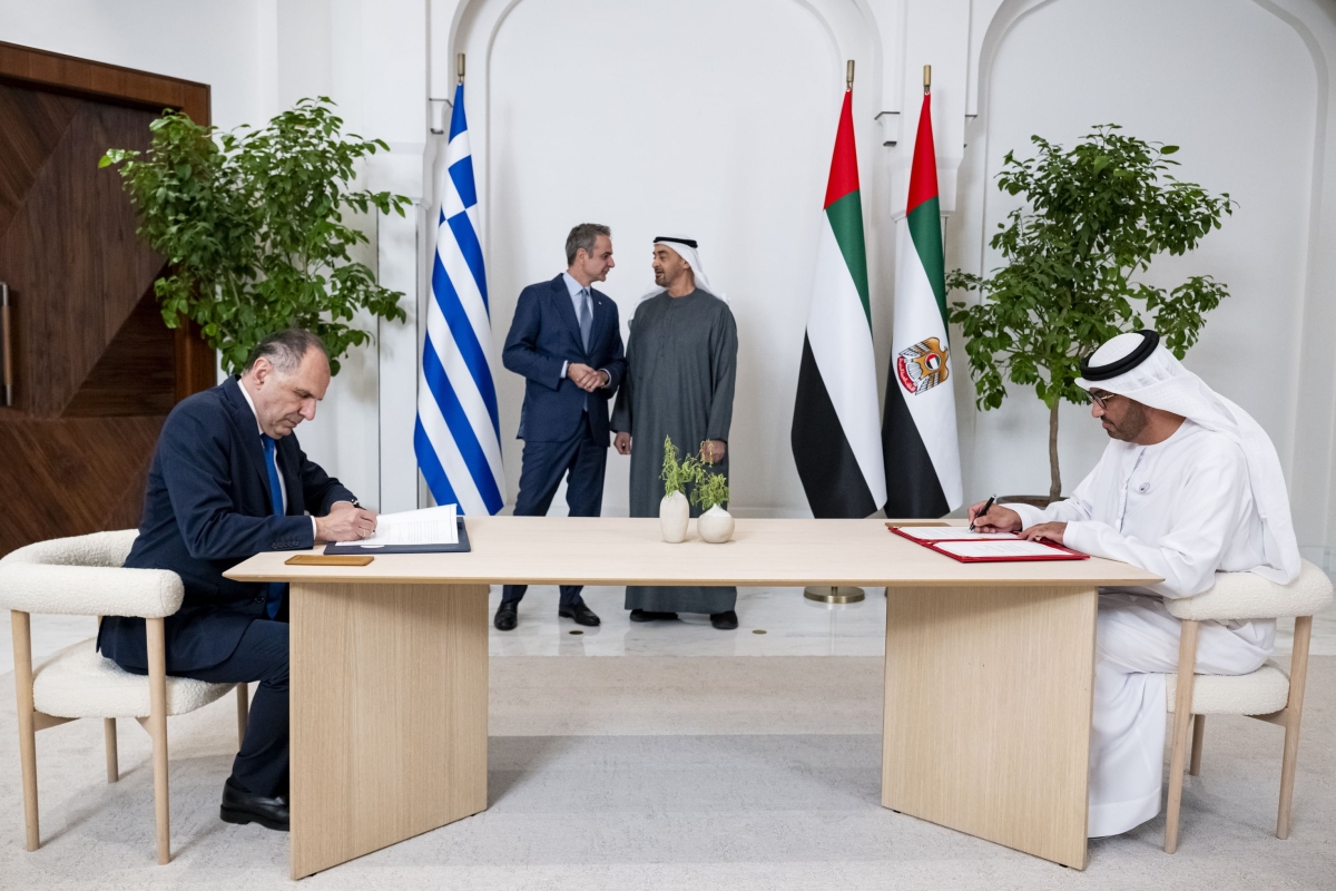 محمد بن زايد وميتسوتاكيس يشهدان مراسم توقيع مذكرة تفاهم (وام)