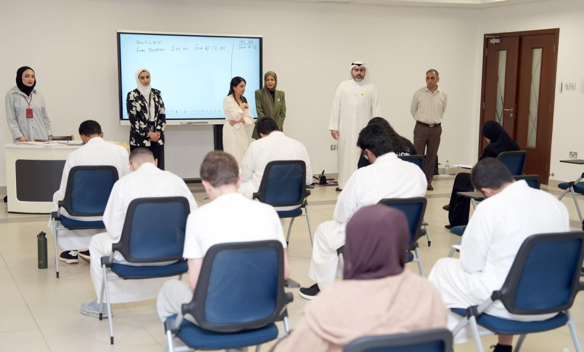 مديرة الجامعة تتفقد إحدى قاعات الاختبار