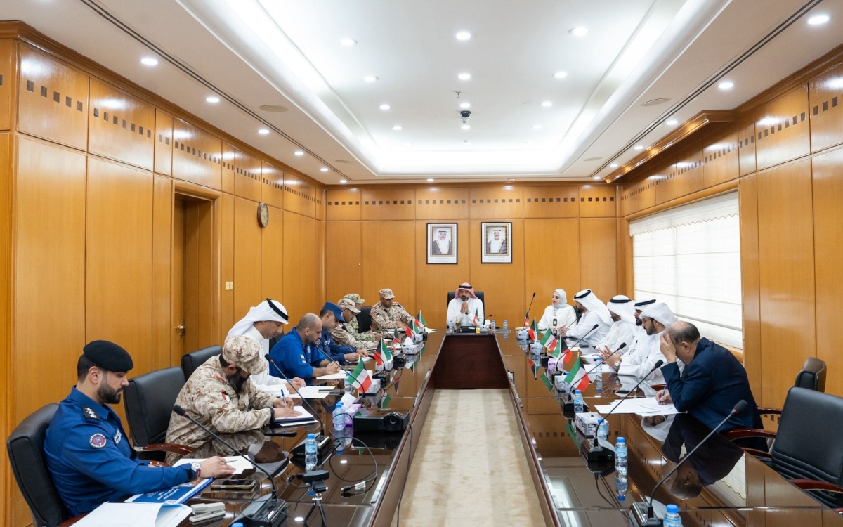 مدير الهيئة مترئساً الاجتماع