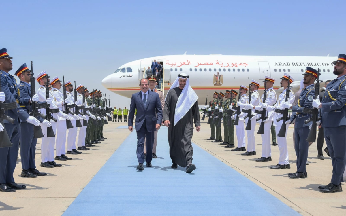  محمد بن زايد والسيسي يستعرضان حرس الشرف في أبوظبي