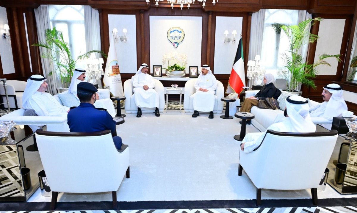 محافظ الفروانية خلال استقباله وكيل «الأشغال»