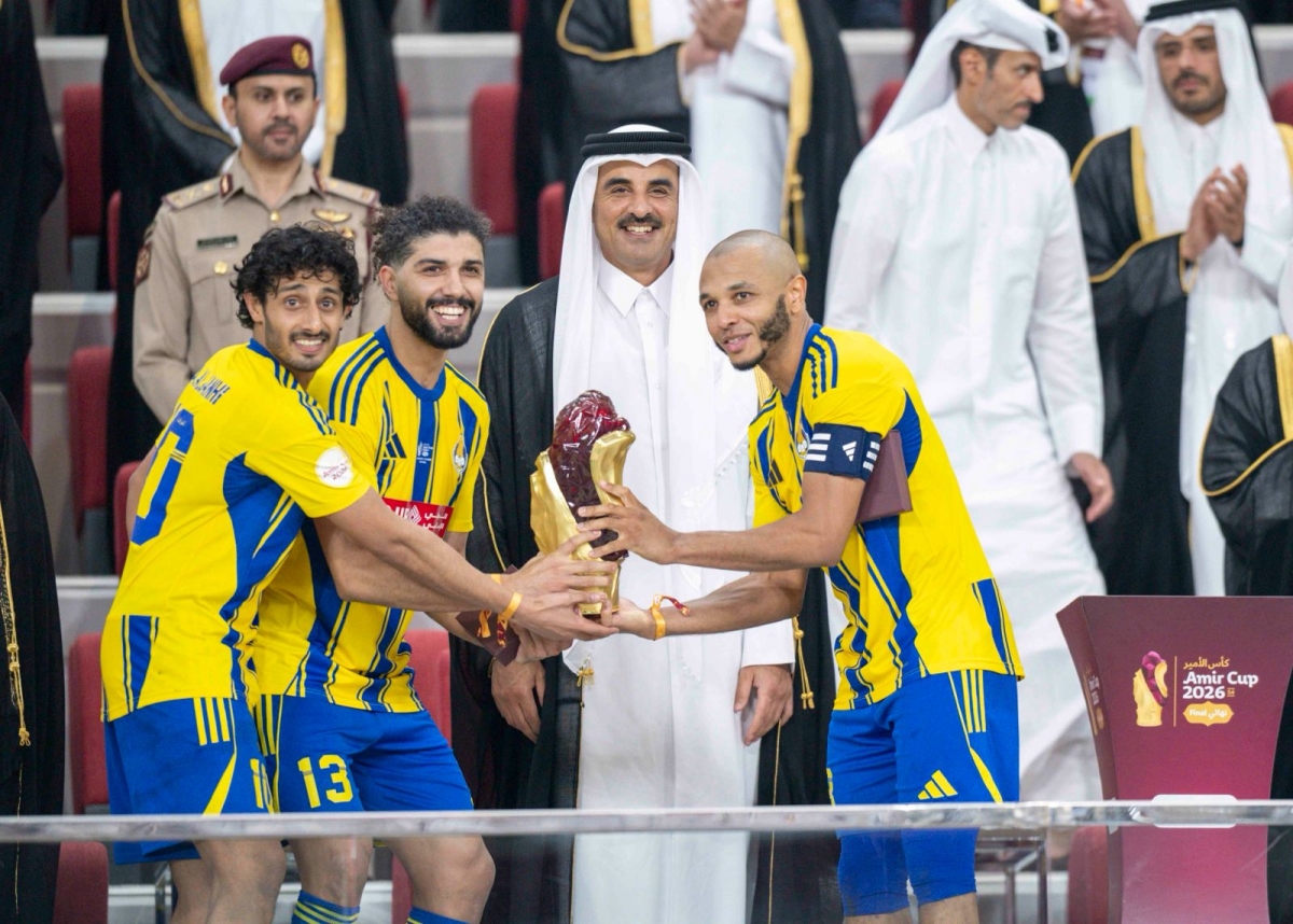 لاعبو الغرافة يتسلمون كأس الأمير