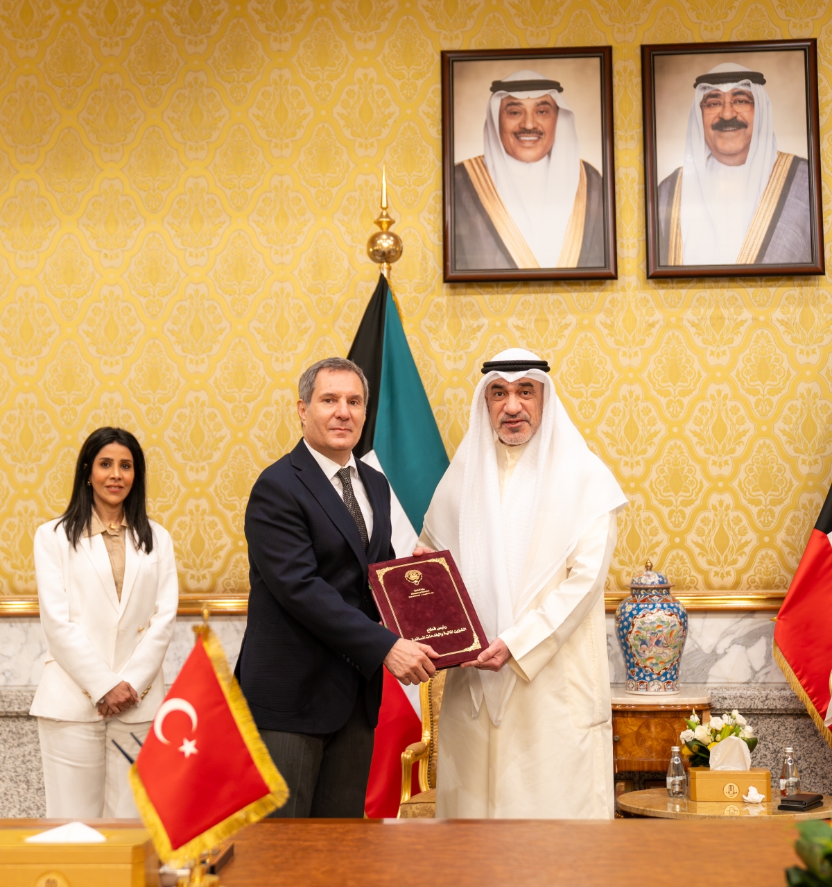 النائب الأول لدى توقيع إحدى الاتفاقيات