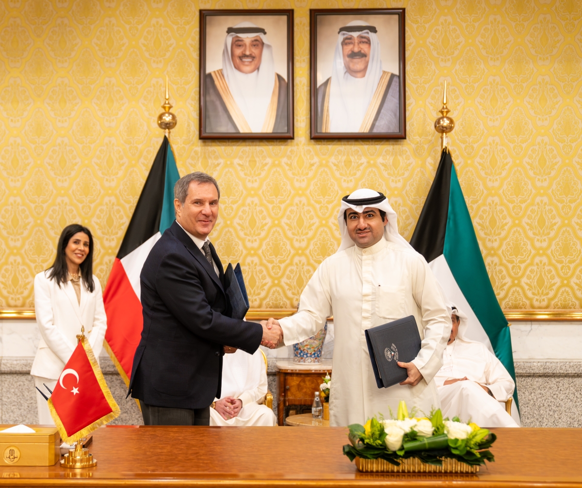 وكيل الديوان الأميري يوقع إحدى الاتفاقيات