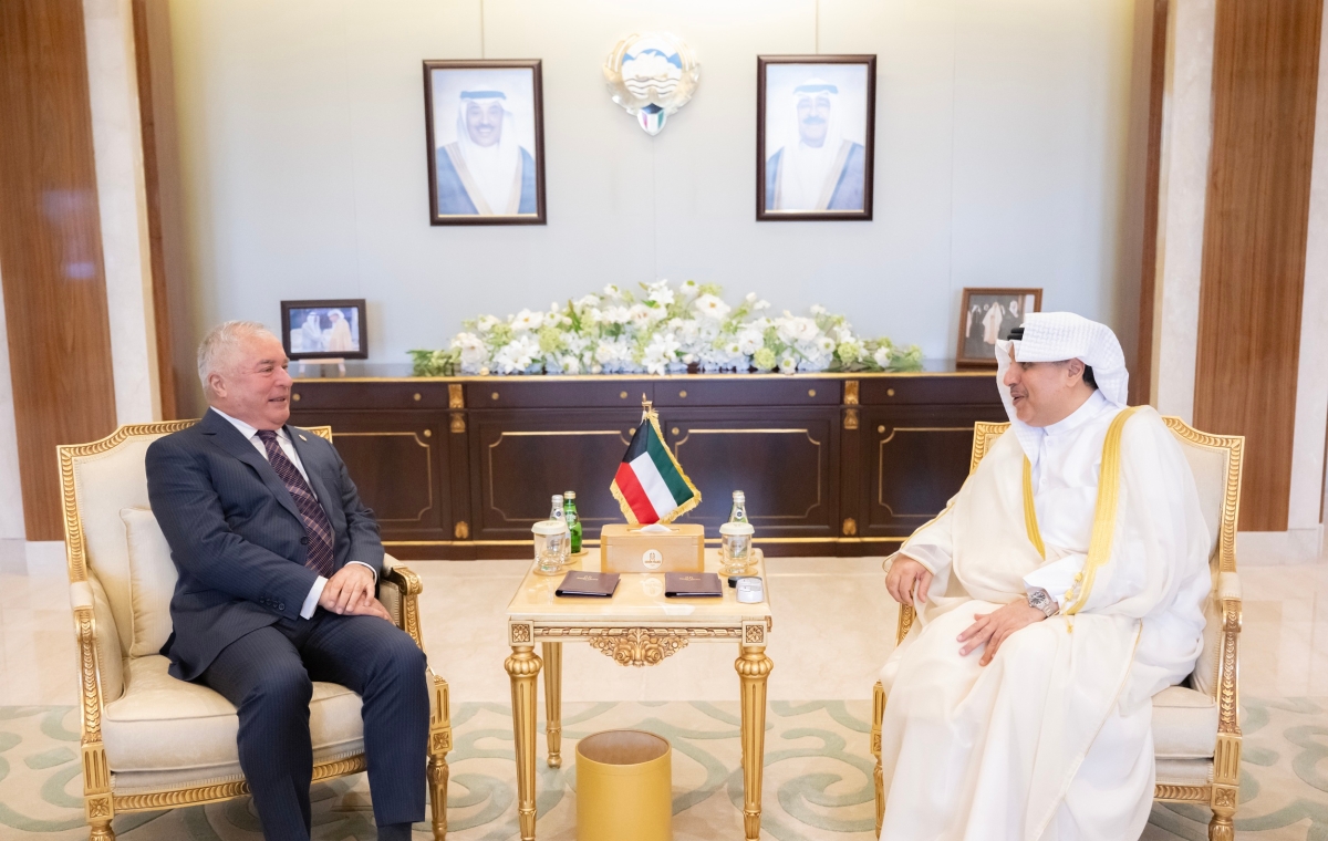 وزير شؤون الديوان الأميري مستقبلا سفير طاجيكستان