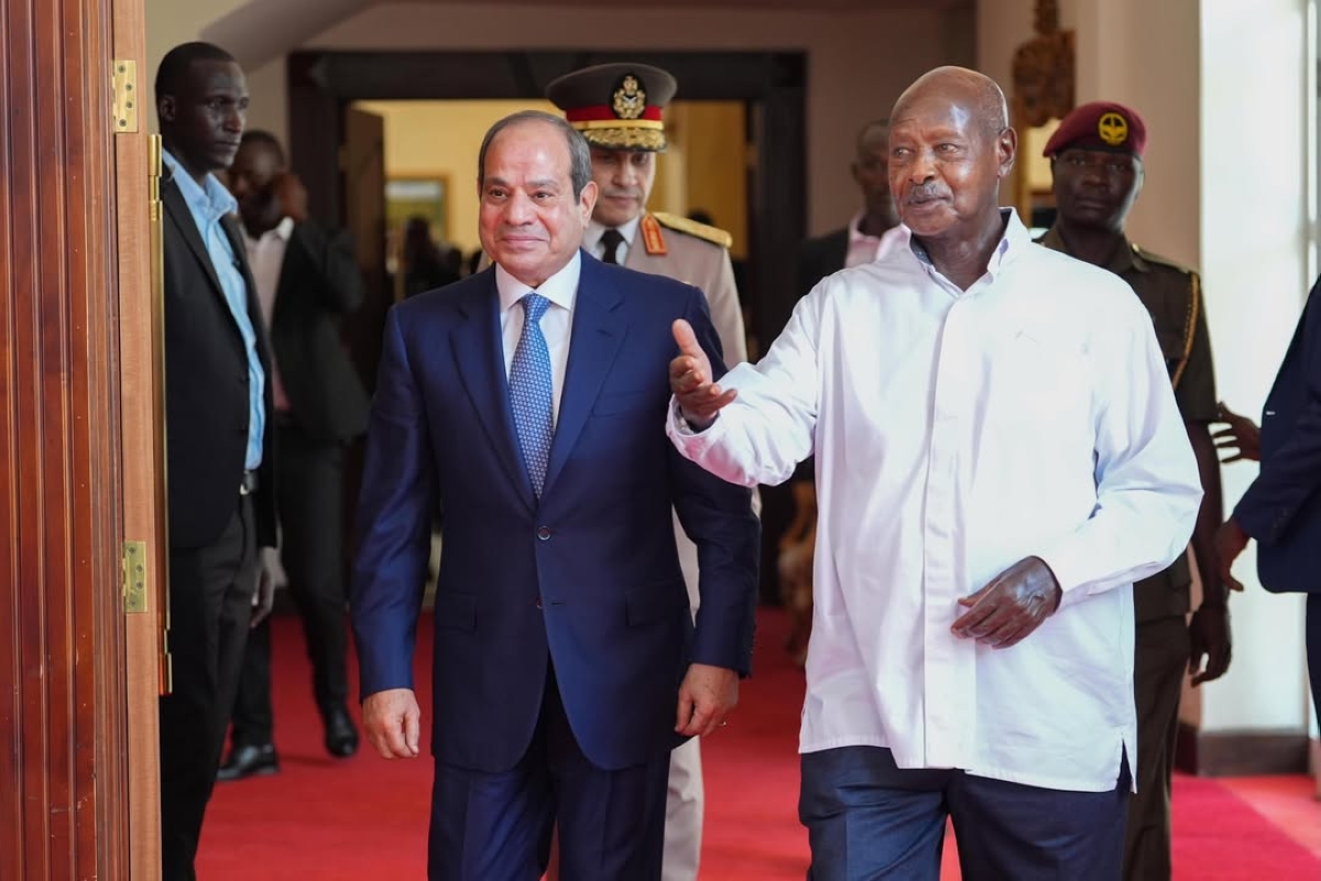 موسيفيني مستقبلاً السيسي في نيروبي