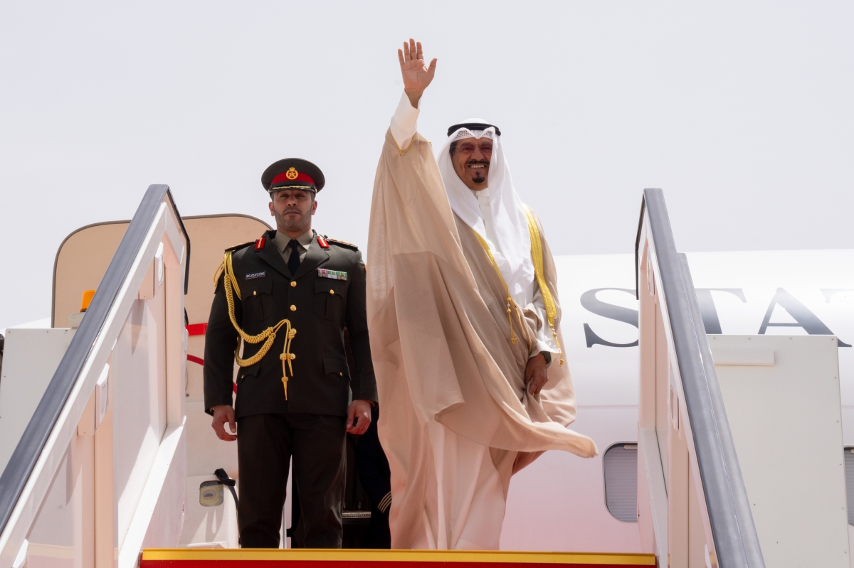 رئيس الوزراء يحيي مودعيه بأرض المطار
