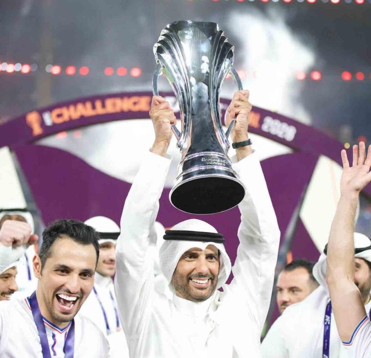 خالد الغانم يرفع الكأس 