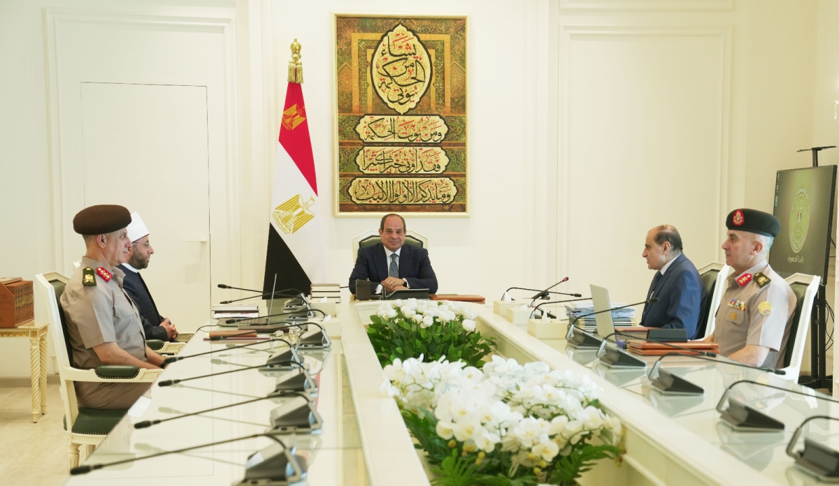 السيسي يؤكد خلال اجتماع مع قيادات عسكرية ضرورة إنجاز مشاريع خدمية