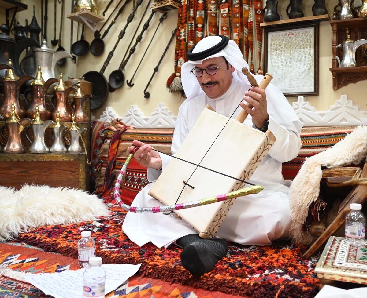 دغيم الظفيري يعزف على الربابة