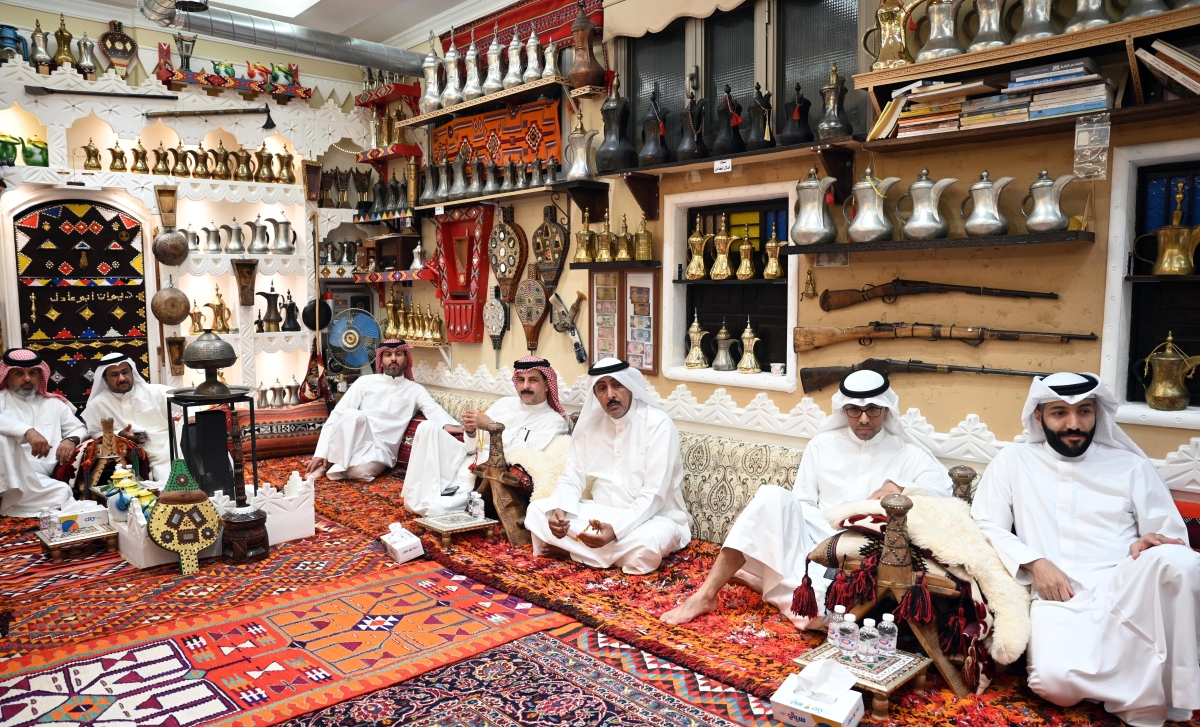 حضور الديوانية          (تصوير نايف العقلة)