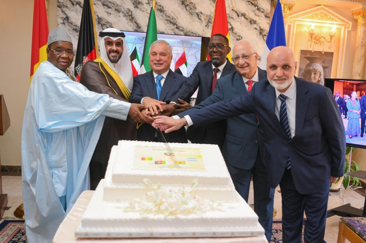 زبيدزودة والمهنا والسفراء المكرّمون يشاركون في قطع قالب حلوى الاحتفال