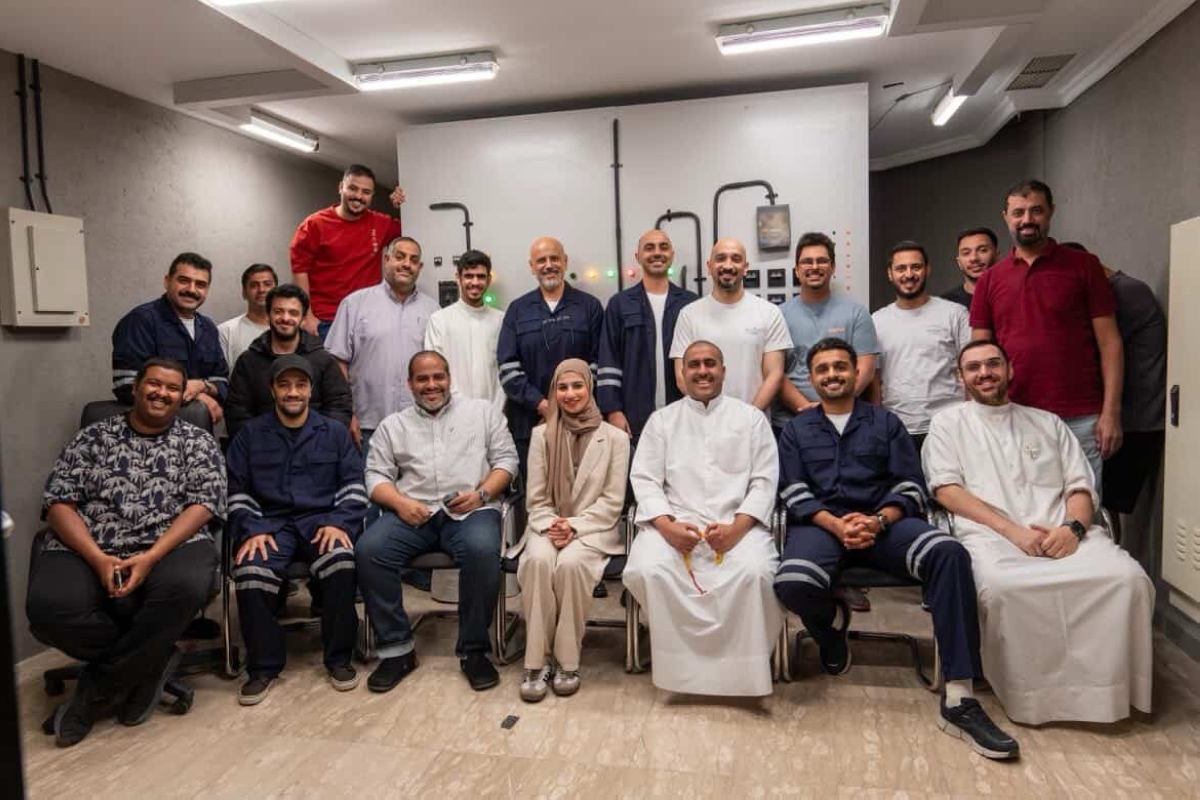 فريق العمل في لقطة جماعية