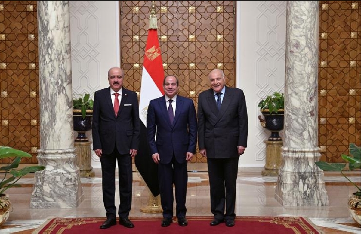 السيسي متوسطاً عطاف والنفطي في القاهرة