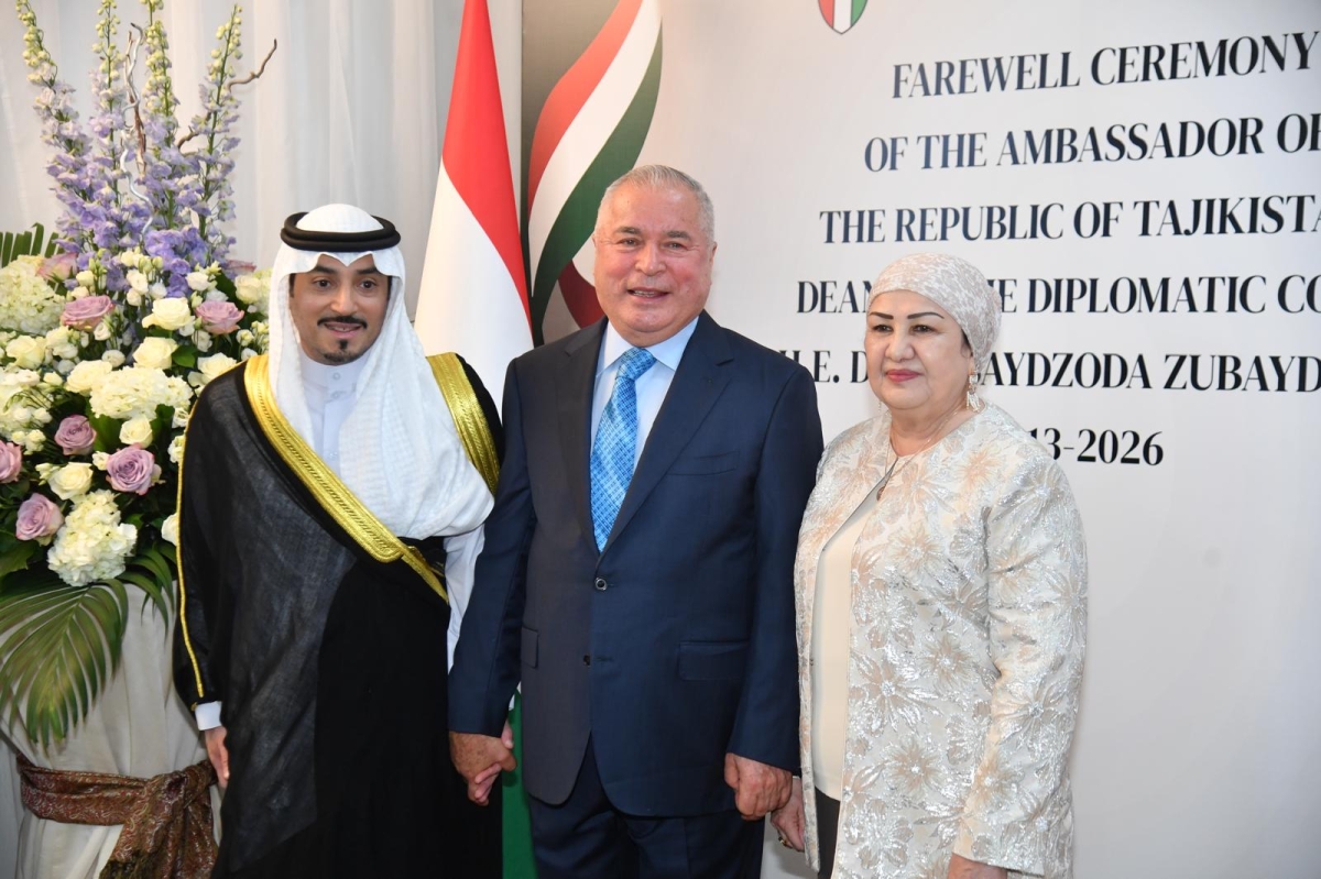 مساعد وزير الخارجية مع زبيدزودة وزوجته