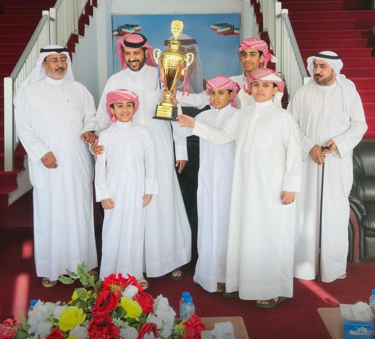 مسفر العجمي يسلم الكاس 