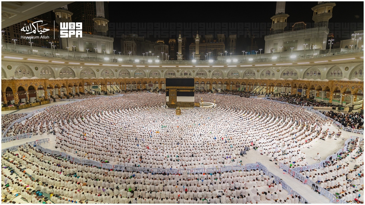ضيوف الرحمن خلال صلاة الفجر في المسجد الحرام (واس)