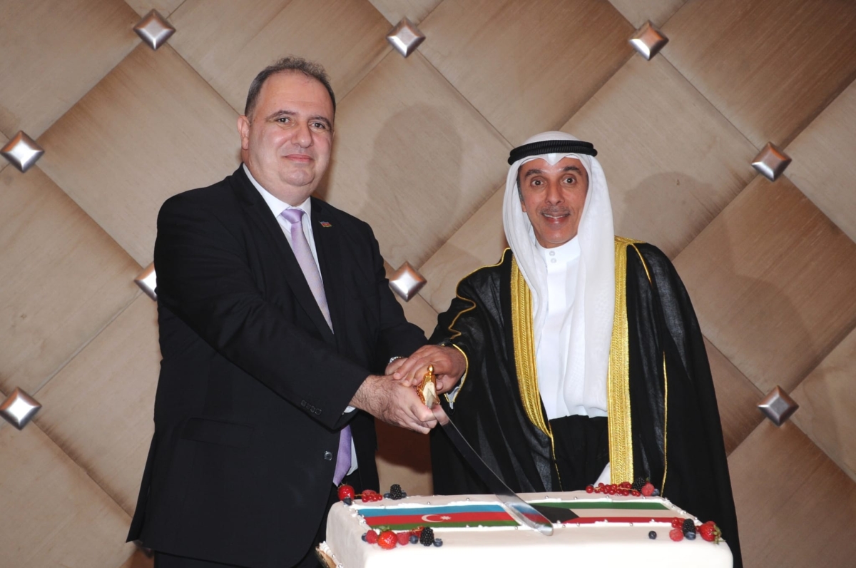 نائب وزير الخارجية وسفير أذربيجان يقطعان قالب حلوى الاحتفال