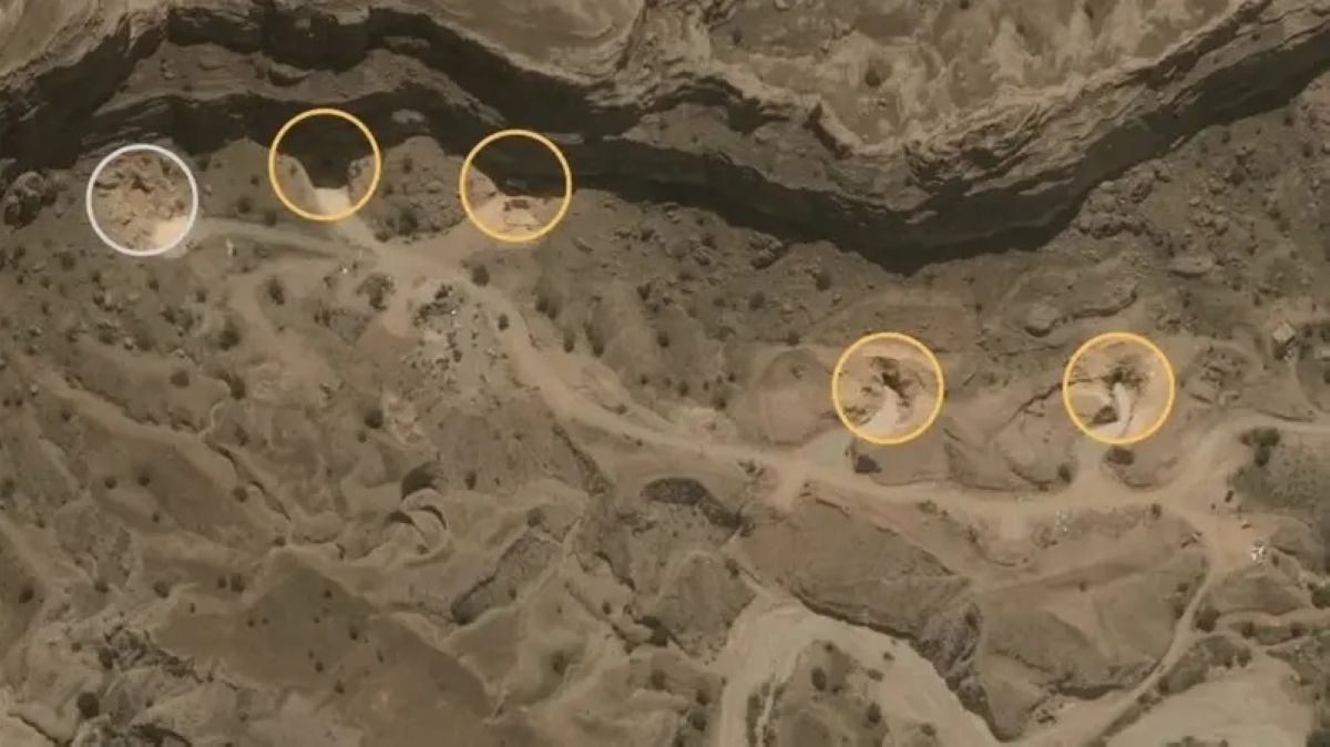 صورة جوية تظهر مداخل قاعدة صاروخية في مدينة دزفول (العربية نت)
