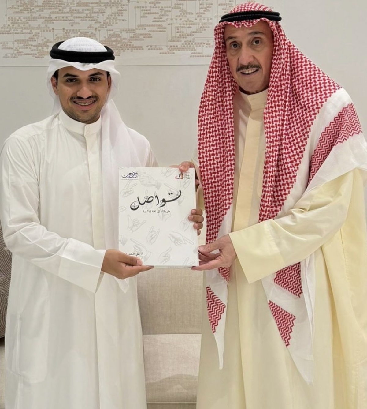 فيصل الحمود متسلماً نسخة من الكتاب 