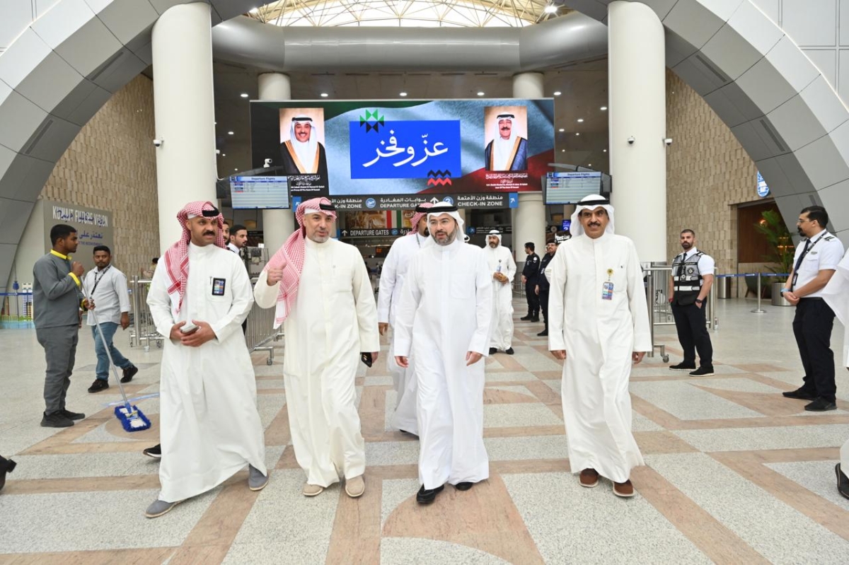 رئيس هيئة الطيران المدني الشيخ حمود مبارك الصباح ونائب المدير العام لشؤون المطار المهندس صالح الفداغي
ومدير العمليات منصور الهاشمي وعبدالله مكي