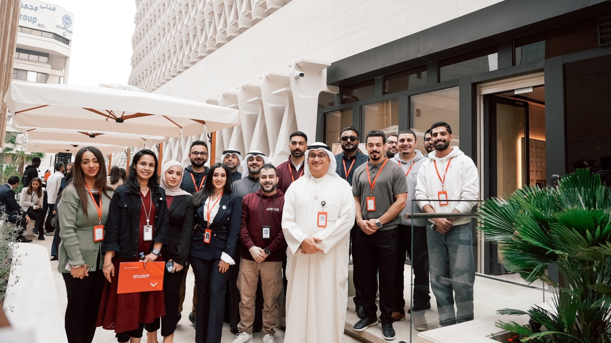 فريق إدارة المرافق يتوسطهم العوضي