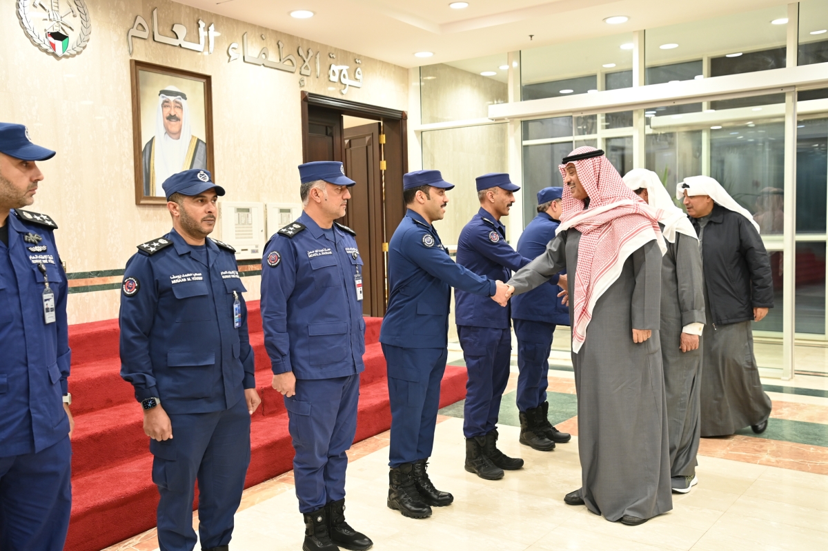 سمو ولي العهد لدى زيارة قوة الإطفاء 