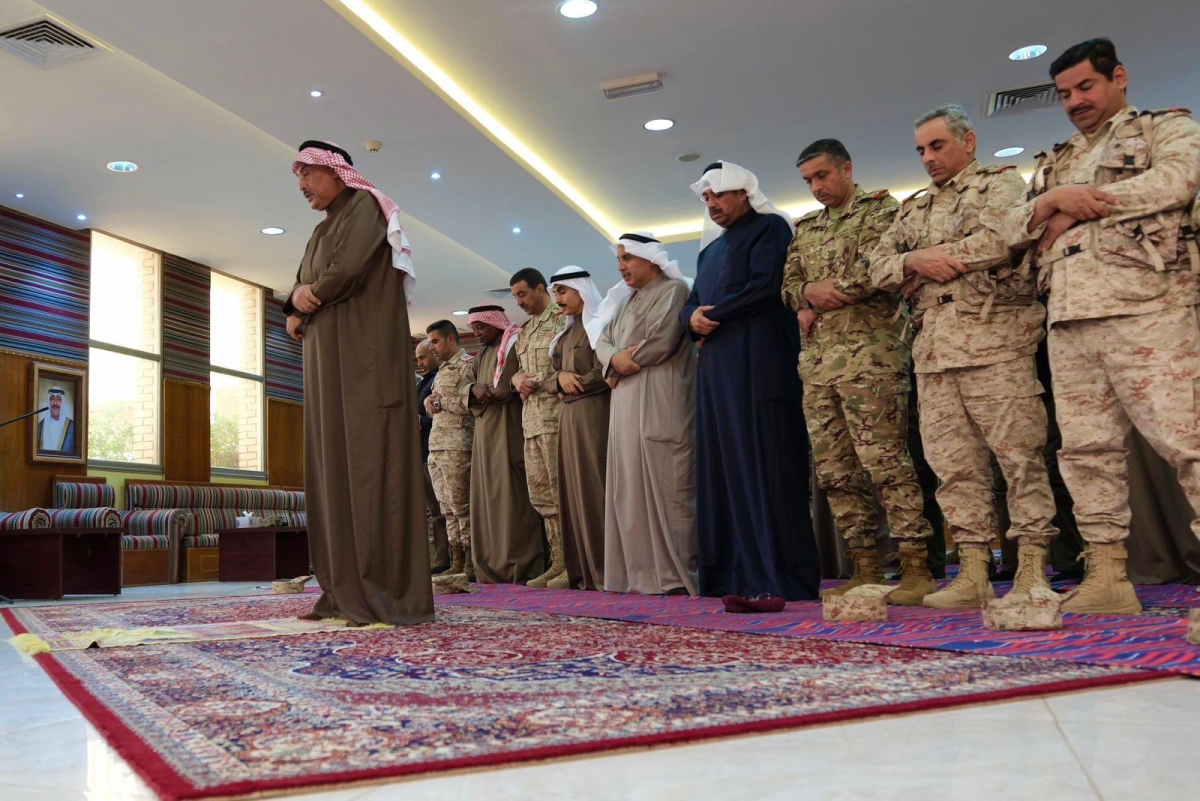 سمو ولي العهد يؤم المصلين خلال زيارة سموه للمواقع العسكرية