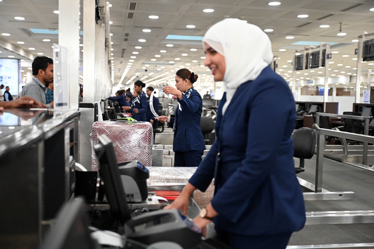 بابتسامة يستقبل المسافرون