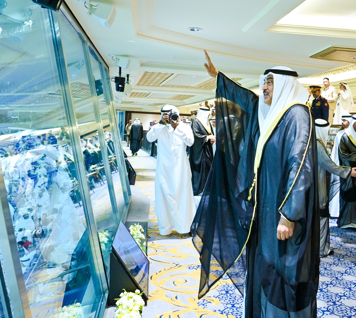 سمو ولي العهد الشيخ صباح الخالد محيياً الجماهير    