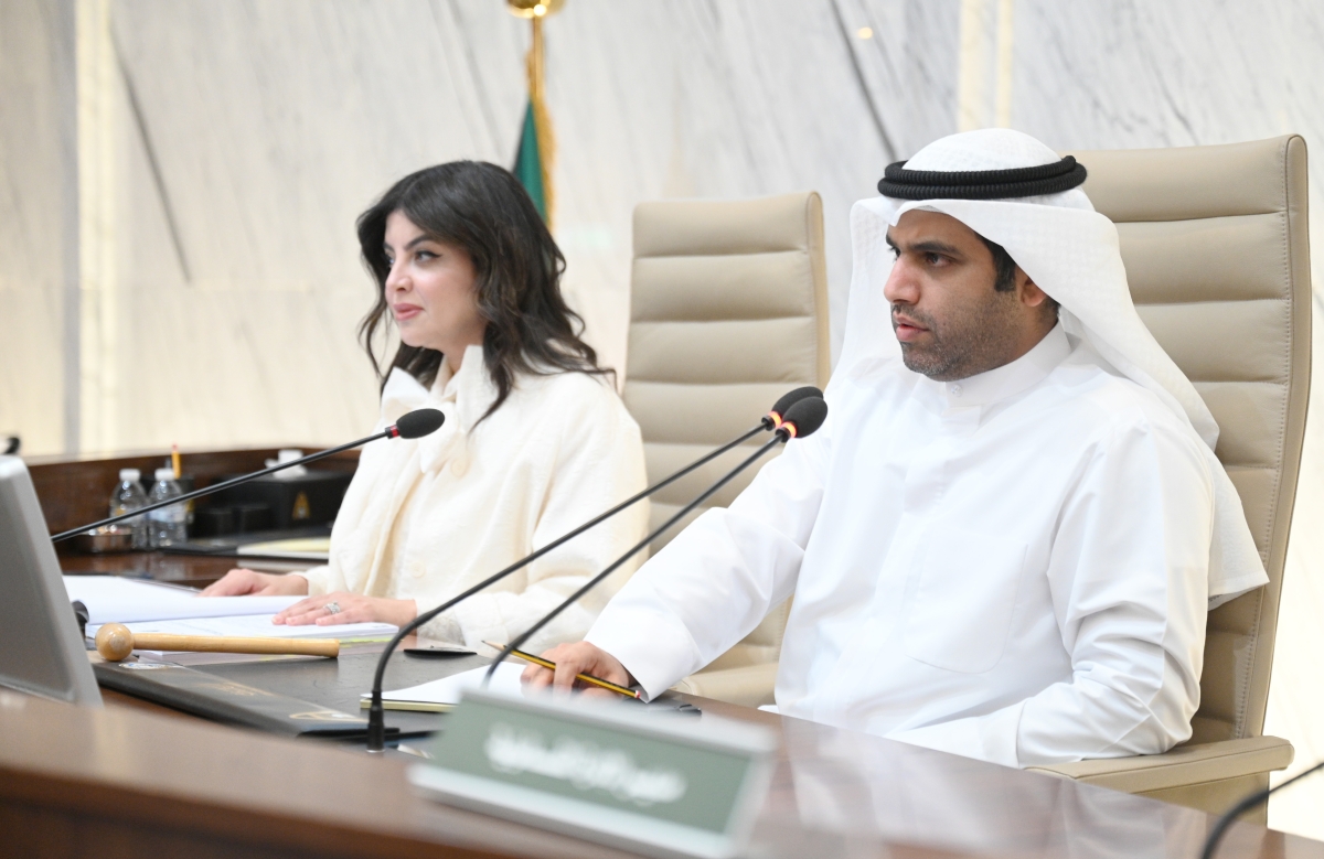 المحري مترئساً الجلسة وإلى جواره مديرة البلدية (نايف العقلة)