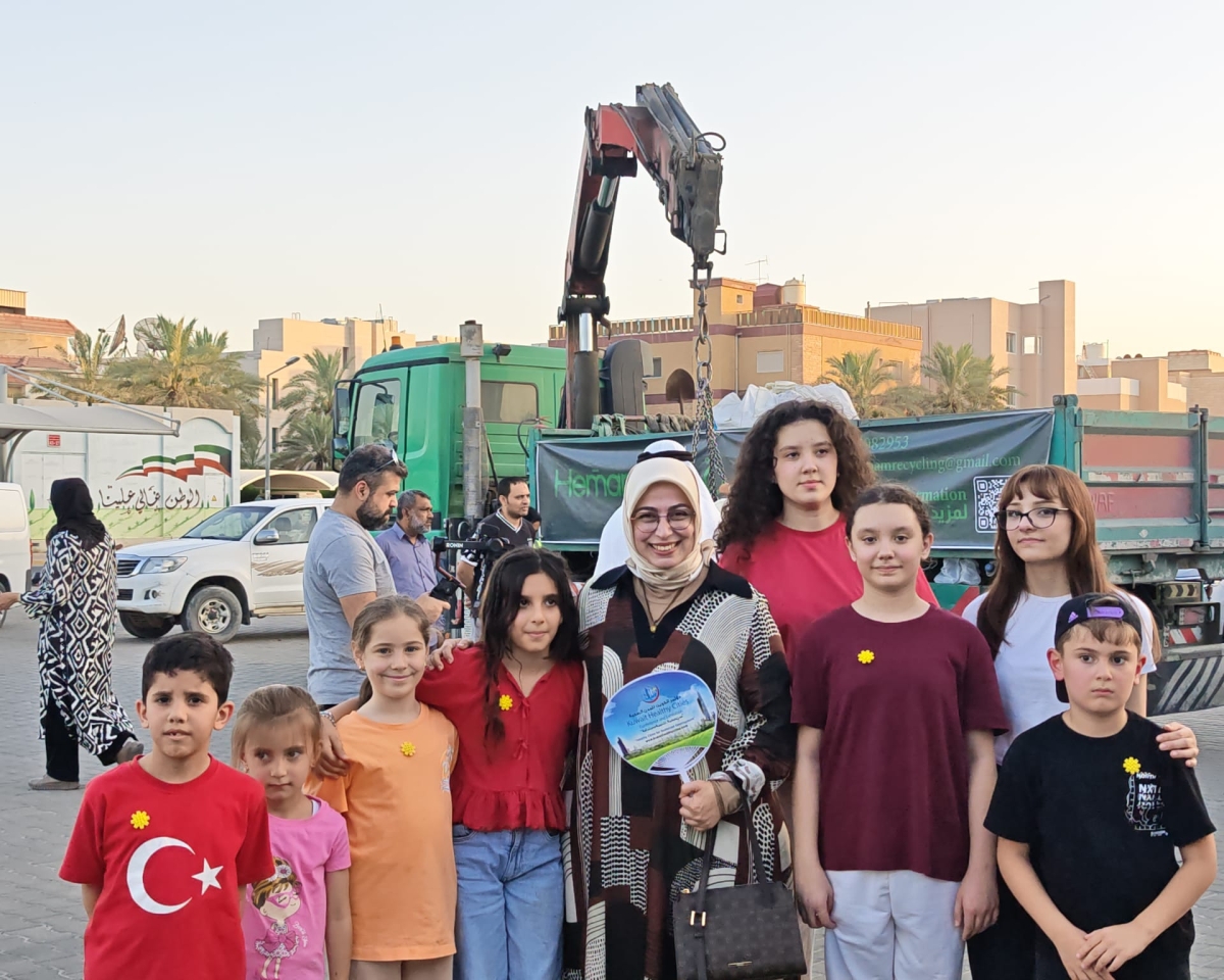 السفيرة متوسطة بعض المشاركين بالفعالية