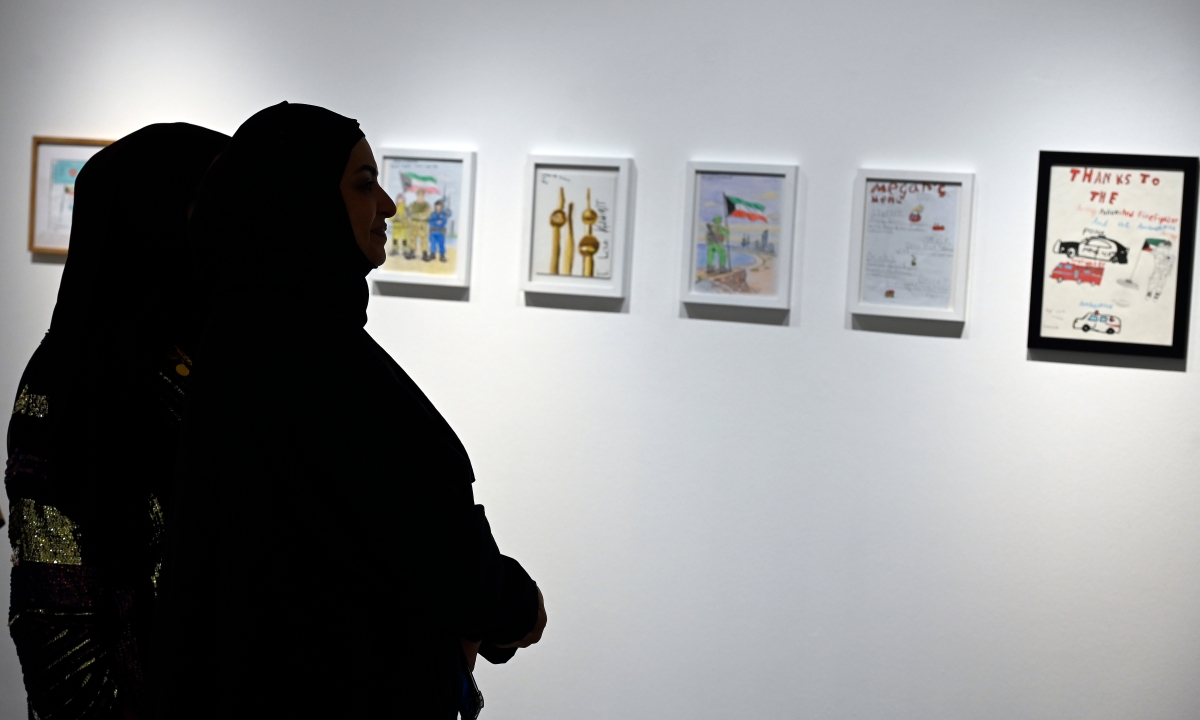 من اللوحات المشاركة 