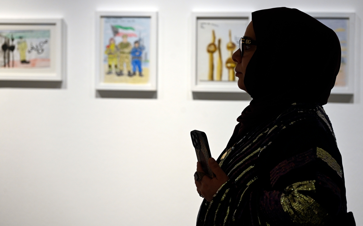 خديجة الصايغ... تتابع اللوحات المعروضة
